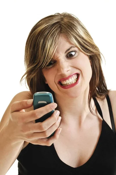 年轻的女人与愤怒的表情拿着手机 被隔绝在白色背景 — 图库照片