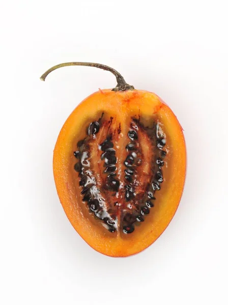 Nahaufnahme Einer Scheiben Geschnittenen Tamarillo Frucht Isoliert Auf Weiß — Stockfoto