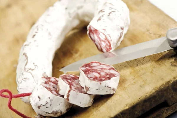 Anello Salame Tagliere Legno Con Coltello — Foto Stock