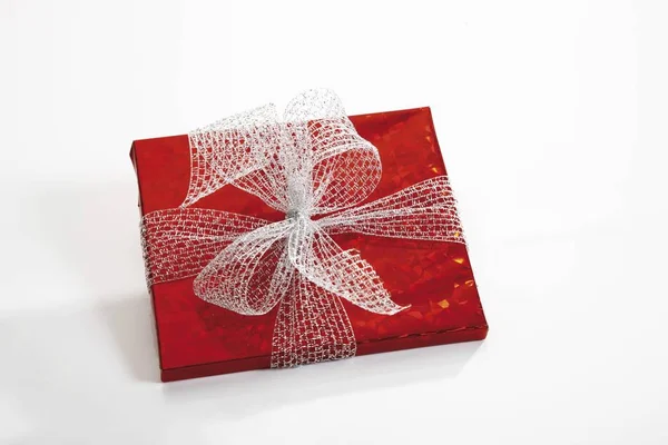 Красная Подарочная Коробка Белой Лентой — стоковое фото