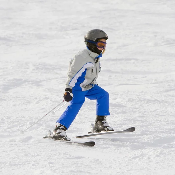 Meisje Met Een Helm Leren Stengel Draaien Een Paar Ski — Stockfoto