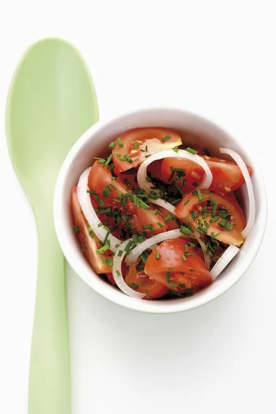 Schälchen Mit Tomaten Zwiebeln Und Schnittlauch — Stockfoto