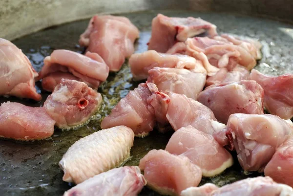 Куриное Мясо Жарящееся Сковородке — стоковое фото