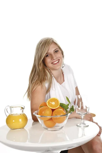 Ung Kvinna Apelsiner Och Apelsinjuice Bar Bord Isolerad Vit Bakgrund — Stockfoto