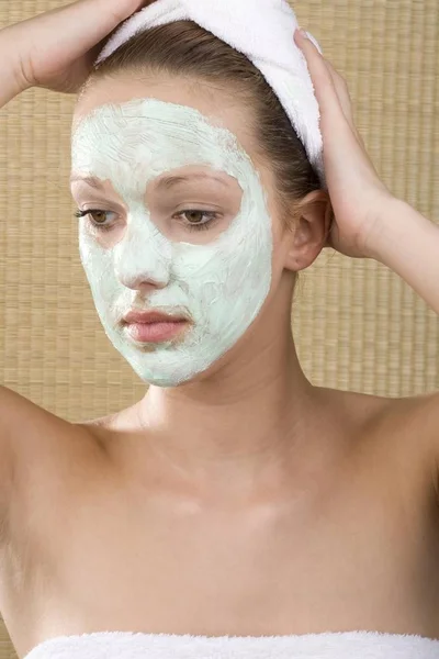 Jeune Femme Avec Masque Facial — Photo