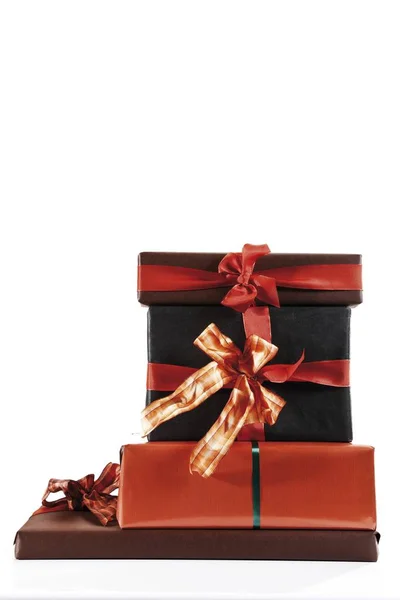 Braune Und Hellbraune Geschenkboxen Mit Geschenkbändern — Stockfoto