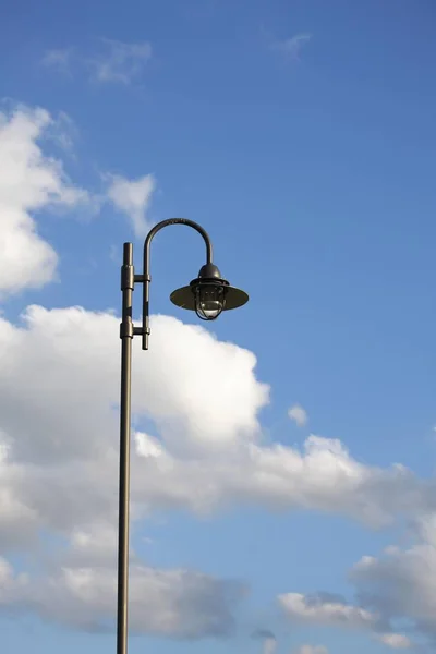 Lámpara Moderna Cielo Azul Con Nubes —  Fotos de Stock