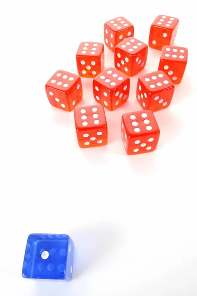 Dés Image Symbolique Pour Les Mobbing Cubes Rouges Bleus Isolés — Photo