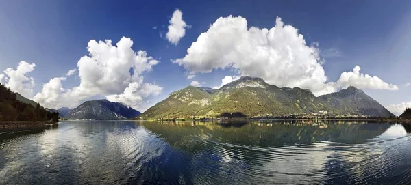 Rofan Dağlar Gökyüzünde Tuhaf Bulutlar Ile Göl Achensee Panoraması — Stok fotoğraf