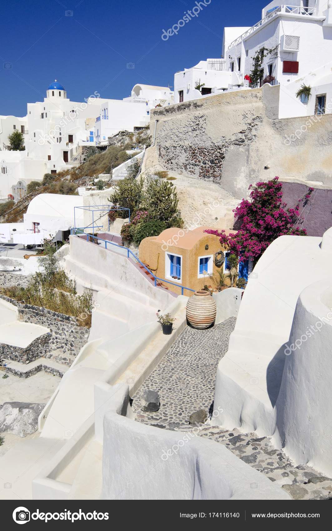 典型的なキクラデス建築と アイオワ イアの路地でサントリーニ島 ギリシャ キクラデス諸島 ヨーロッパを表示します ストック写真 C Imagebrokermicrostock