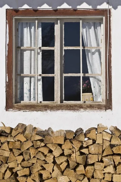 Venster Met Stapel Hout Achenkirch Tirol Oostenrijk Europa — Stockfoto