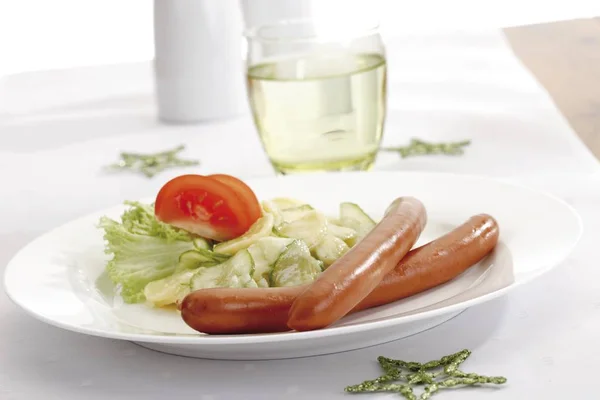 Salsicce Servite Con Insalata Patate Cetriolo — Foto Stock
