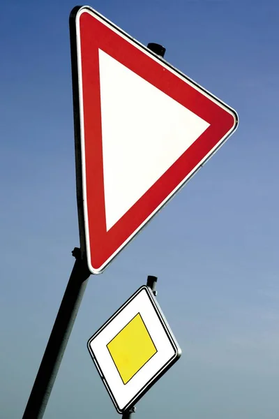 Verkeersborden Opbrengst Toegeven Aan Right Way — Stockfoto