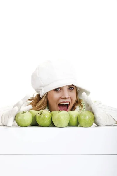 Mujer Joven Jersey Cuello Alto Con Manzanas Frescas Maduras —  Fotos de Stock