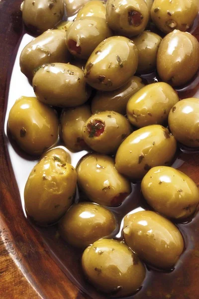 Primo Piano Olive Verdi Sott Olio — Foto Stock