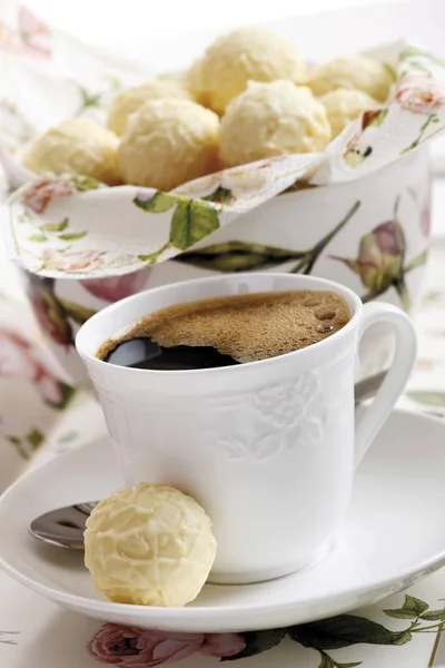 Schokoladentrüffel Und Eine Tasse Kaffee — Stockfoto