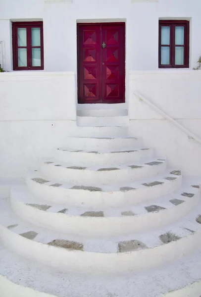 Escalera Redonda Que Conduce Una Puerta Roja Ventanas Mykonos Cícladas —  Fotos de Stock
