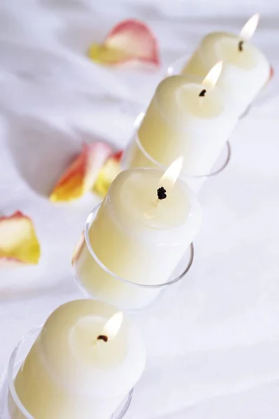 Brennende Kerzen mit Licht — Stockfoto