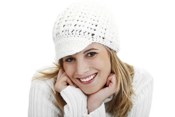 Jovem Mulher Vestindo Jumper Malha Branca Boné Sorrindo Isolado Fundo — Fotografia de Stock