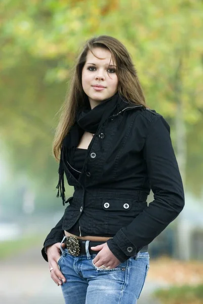 一个16岁的黑发女孩穿着一件黑色夹克的肖像 — 图库照片
