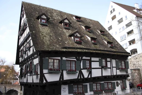 Schiefes Oteli Fischerviertel Ulm Der Donau Yukarı Swabiam Baden Wuerttemberg — Stok fotoğraf