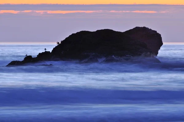 Prachtige zonsondergang en zee — Stockfoto