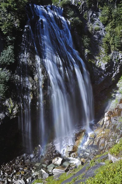 Narada Faller Med Rainbow Mount Rainier National Park Washington Usa — Stockfoto