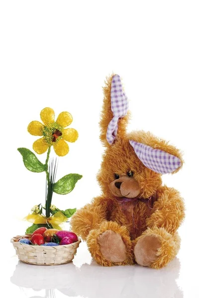 Easter Bunny Paskalya Sepeti Yapay Çiçek Ile Yumuşak Oyuncak — Stok fotoğraf