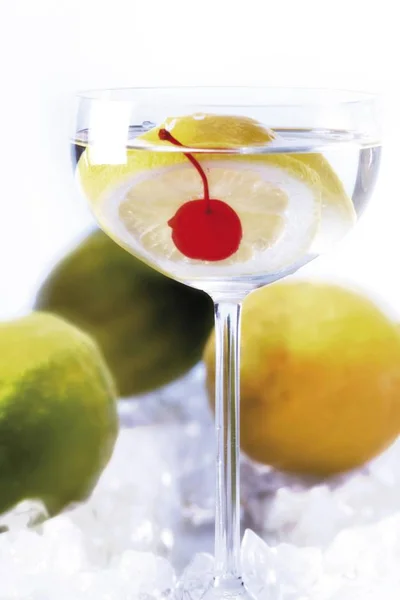 Cocktail Met Citroen Een Cocktail Kers — Stockfoto