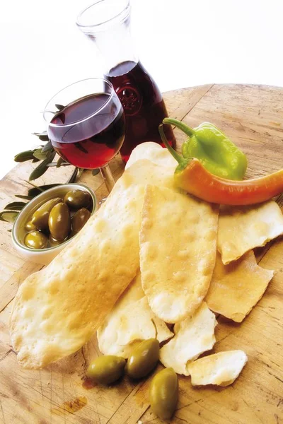 Lingue Suocera Flatbread Vörös Bor Olajbogyó — Stock Fotó