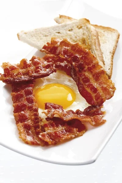 Sarapan Bacon Telur Goreng Dan Roti Panggang — Stok Foto