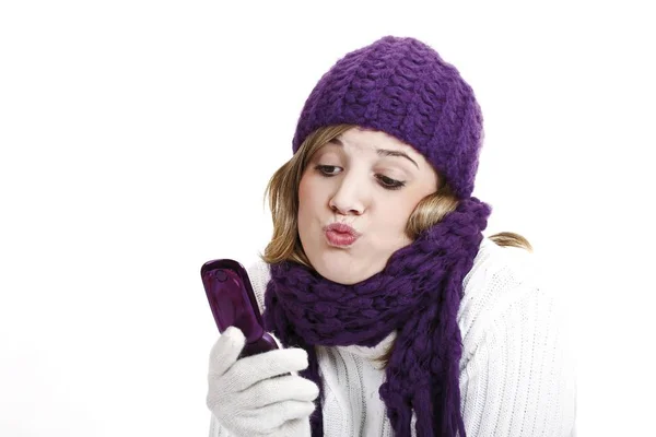 Jovem Mulher Vestindo Boné Roxo Lenço Segurando Telefone Móvel — Fotografia de Stock