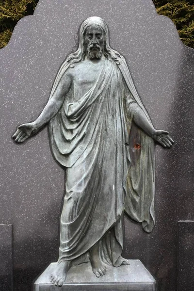 墓碑前的圣洁雕像 — 图库照片