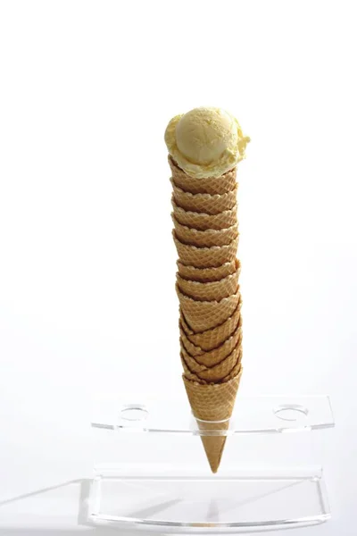 Ice Cream Cones Stapel Een Stand Geplaatst Gegarneerd Met Een — Stockfoto