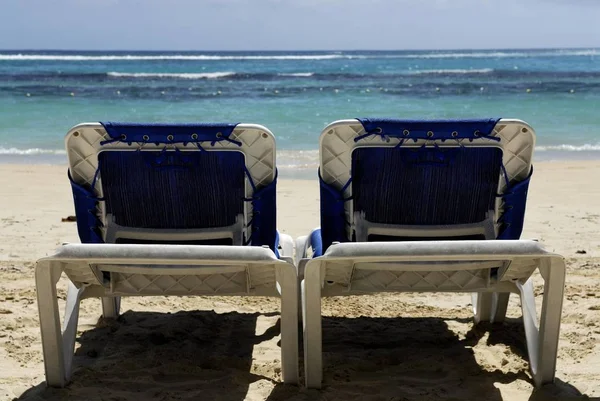 Dos Tumbonas Frente Mar Caribe — Foto de Stock