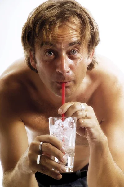 Hombre Sin Camisa Bebiendo Vaso Agua — Foto de Stock