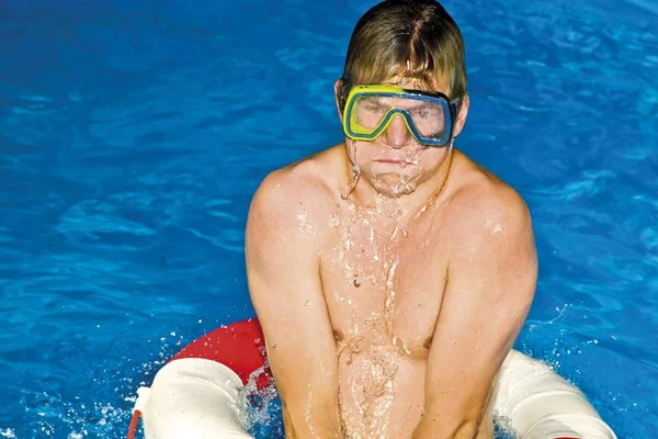 Jovem Usando Óculos Uma Piscina Com Salva Vidas — Fotografia de Stock