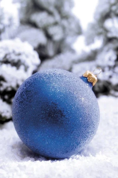 圣诞树蓝色装饰玩具 — 图库照片
