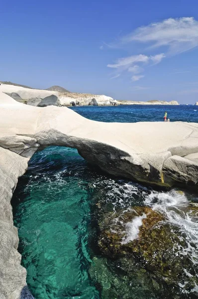 Sziklaalakzatok Híd Sarakiniko Milos Island Cyclades Görögország Európa — Stock Fotó