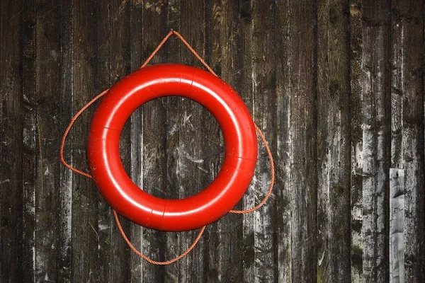 Κόκκινο Δαχτυλίδι Σωτήρια Στον Ξύλινο Τοίχο Από Μια Καλύβα — Φωτογραφία Αρχείου
