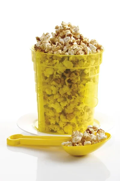 Popcorn Într Găleată Galbenă Plastic Lingură Jucărie — Fotografie, imagine de stoc