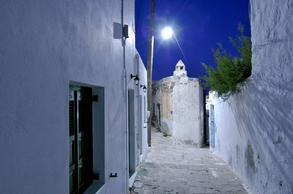 Callejón Iluminado Por Una Farola Plaka Milos Cícladas Grecia Europa — Foto de Stock