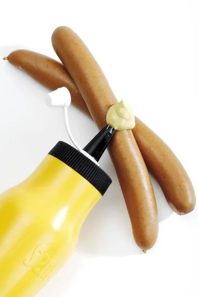 Két Kolbász Mustárral Préselt Egy Mustármag Üveg Tetején — Stock Fotó