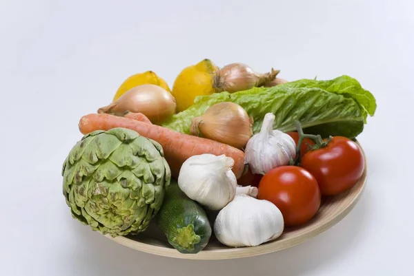 Houten Schaal Met Diverse Groenten Salade — Stockfoto