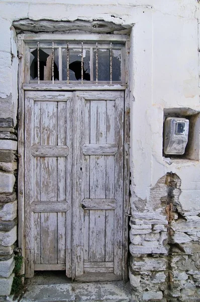 ナクソス島 キクラデス諸島 ギリシャ ヨーロッパで割れたガラス ウィンドウに古い木製のドア — ストック写真