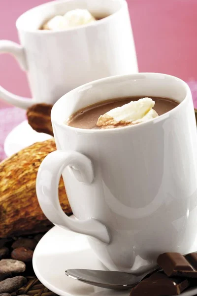 Белые Чашки Шоколадом Сливками — стоковое фото