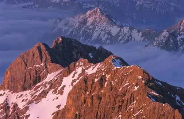 Vista Desde Cumbre Del Monte Zugspitze Picos Montaña Bañados Luz —  Fotos de Stock