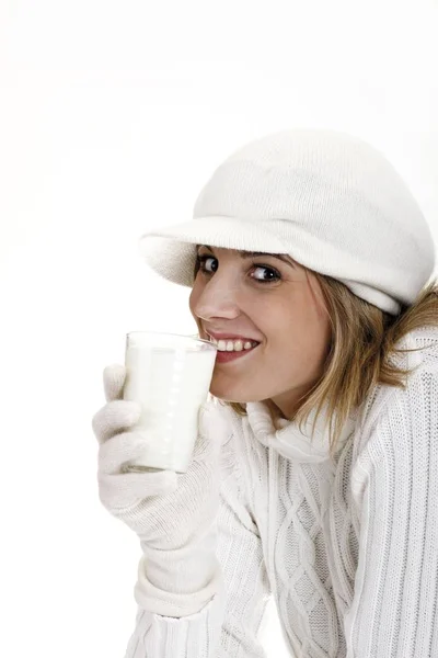 Giovane Donna Maglione Bianco Dolcevita Con Vetro Latte Isolato Bianco — Foto Stock