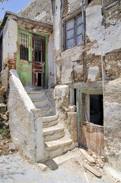 Antigua Casa Con Una Fachada Desmoronada Escalera Pintura Erosionada Puerta — Foto de Stock