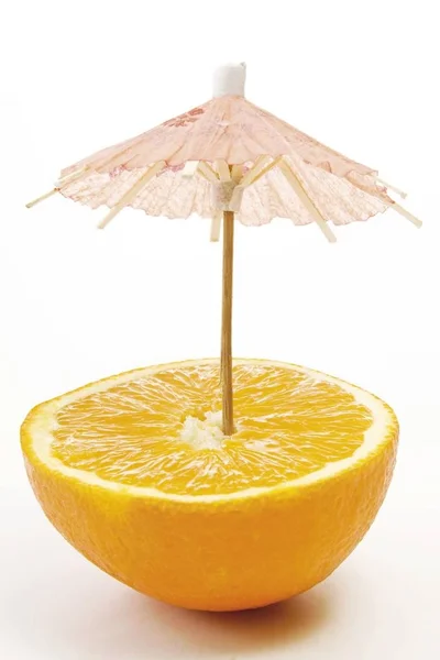 Kis Esernyő Egy Halfed Narancs — Stock Fotó